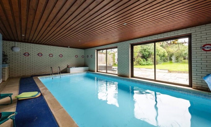 Arbury Apartment | Your Own Private Pool House - Cambridge - Sleeps 9