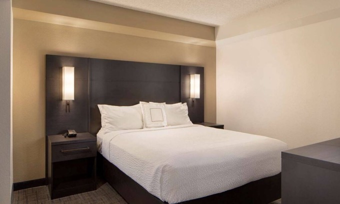 Raisin Resort | Your Perfect Getaway in Fresno! Full Kitchen, Outdoor Pool, Pets Allowed!