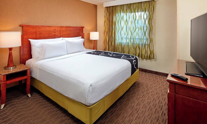 Mission Valley Hotel | Your San Diego Sanctuary: Room with Pool - Close to San Diego Zoo