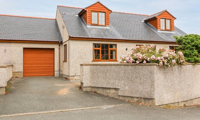 Cemaes Bay Cottage | YR HEN EFAIL, family friendly, country holiday cottage in Cemaes Bay