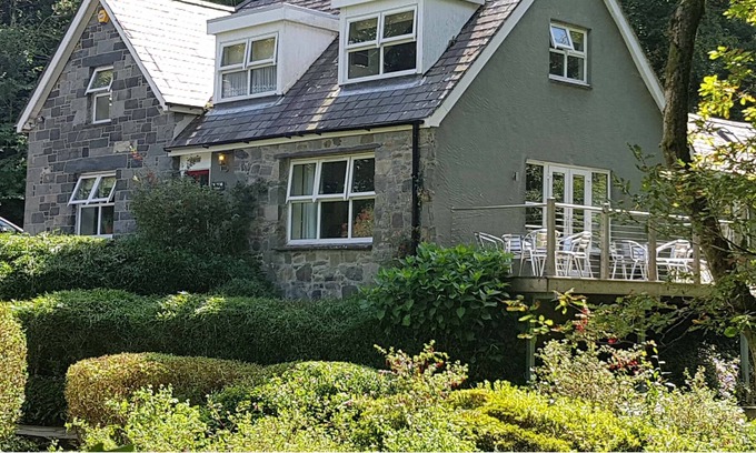 Bangor House | YR OCAR, pet friendly, character holiday cottage in Bethesda