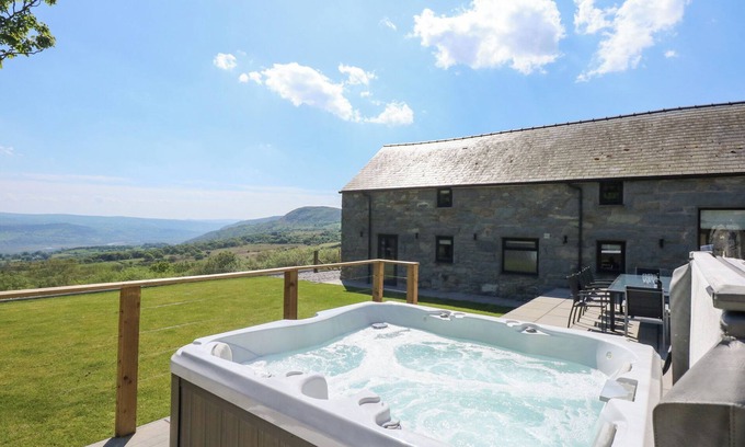 Conwy Cottage | YSGUBOR MAEN Y BARDD, family friendly, with hot tub in Conwy