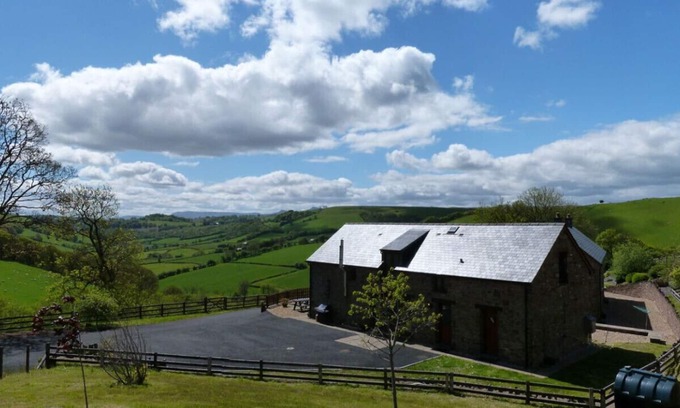 Brecon House | Ysgubor y Mynydd - Three Bedroom House, Sleeps 8