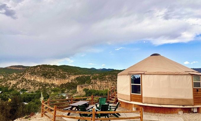 Orderville House | Yurt Overlook w/sunset view between Zion & Bryce