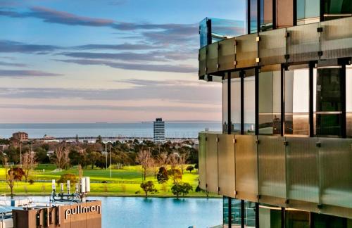 Melbourne Apartment | YVE 1401, views to the Bay & Beyond.