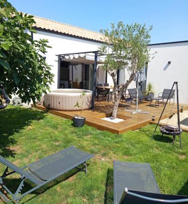 Bouguenais Villa | Zéphyr - Maison 3 Chambres avec jacuzzi - Proche aéroport et Nantes