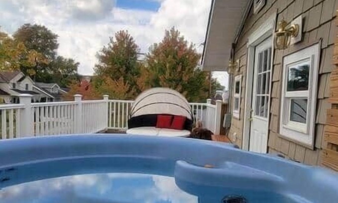 Royal Oak Apartment | *Zen* Entire King suite w rooftop spa, @MicroLux