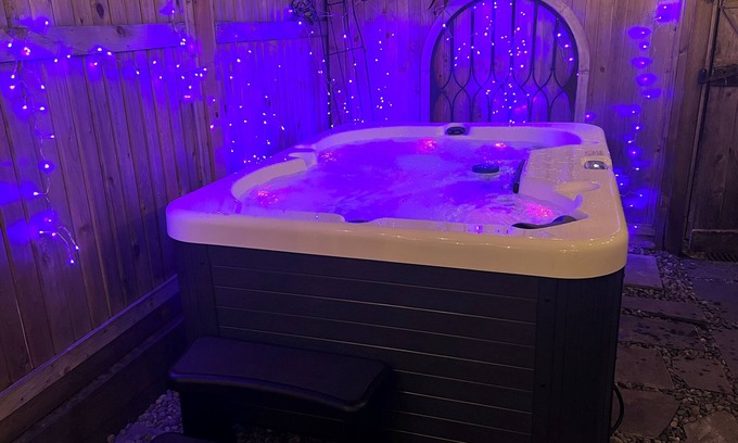 District of North Vancouver Apartment | ZenDen Mountain Suite Private Hot Tub