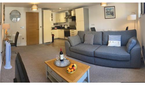 Fowey Apartment | Zephyr - Bright Modern Apartment for Two