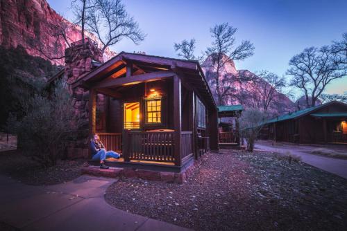 Zion National Park South Entrance Hotel | Zion Lodge - Inside the Park