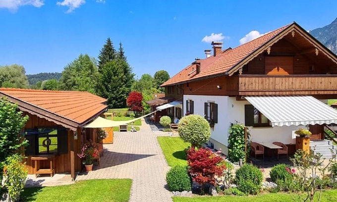 Oberau Apartment | Zugspitze holiday flat with south-facing balcony