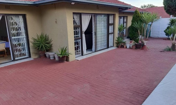 Greater Johannesburg Metropolitan Area House | Zwelibanzi Guesthouse and Tourism