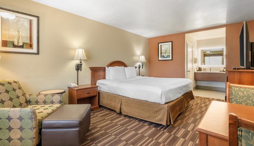 Standard Room, 1 King Bed, Non Smoking, Refrigerator & Microwave