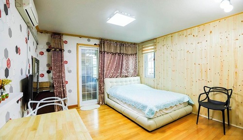 Room (Topaz)