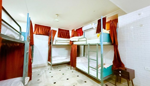10 Bed Mixed Ac Dormitory room