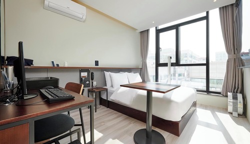 Room (Non-smoking room premium movie (75" T)