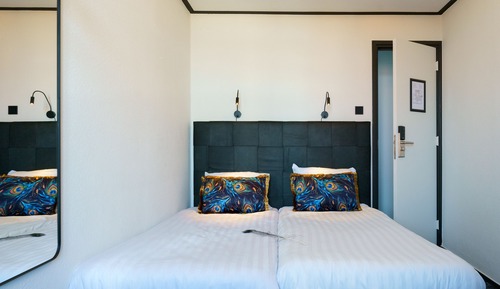 Double room with separate bathroom