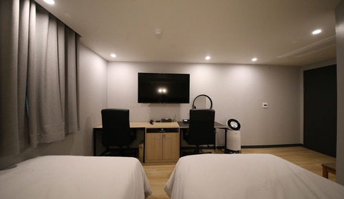 Room (Twin Bed Room)