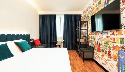 Double or Twin Room, Non Smoking (Graffiti)