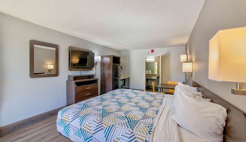 Standard Room, 1 King Bed, Smoking, Kitchenette