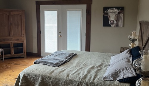 1 King Suite with Sofa Bed