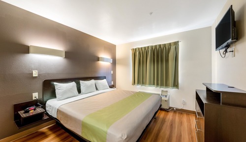 Room, 1 King Bed, Accessible, Non Smoking (Roll-In Shower)