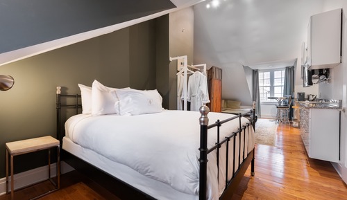Classic Studio, 1 Queen Bed, City View