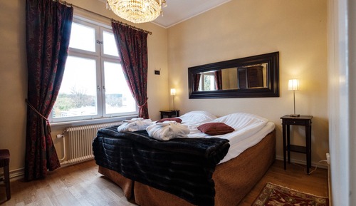 Suite, 1 King Bed, Bathtub