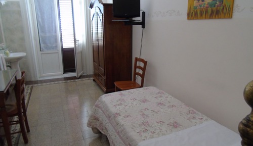 Single Room, Shared Bathroom