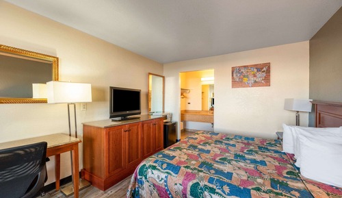 Standard Room, 1 King Bed, Non Smoking, Poolside