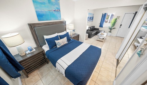 Deluxe 1-Bedroom Queen w/ Kitchen & Sofa Bed