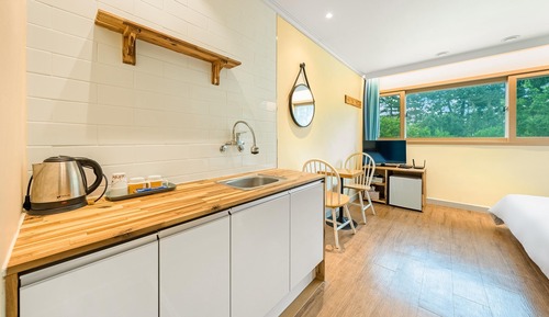 Basic Room, 1 Bedroom (103(Ocean View/No cooking))