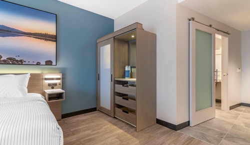 Suite, 1 King Bed, Accessible, Non Smoking