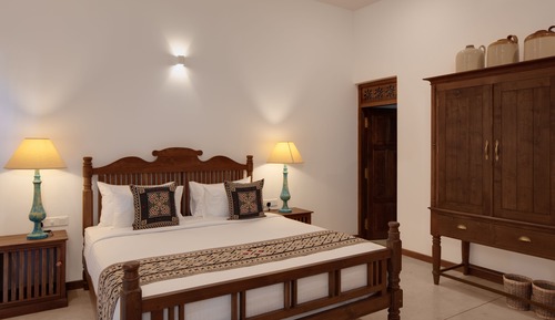 Deluxe Room, 1 King Bed, Balcony, Corner