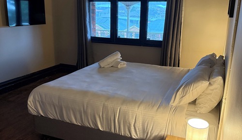 Deluxe Room, 1 King Bed, Private Bathroom
