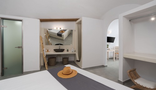 Cave Gran d suite with shared pool