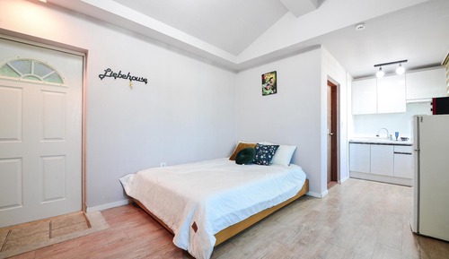 Basic Room, 1 Bedroom (Atom)