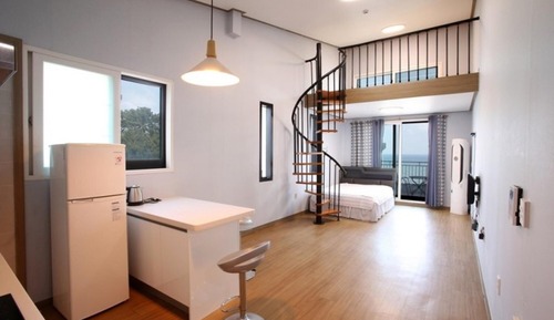 Room (No 202 )