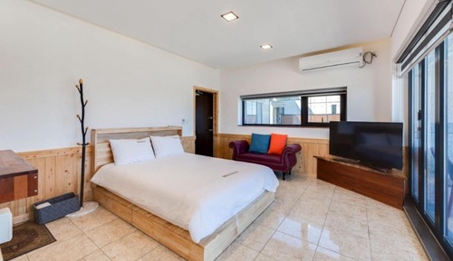 Room (Room 201)