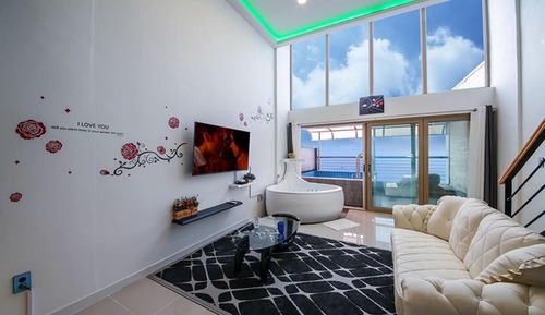 Room (Room 202)