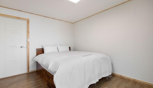 Room (Room 301)