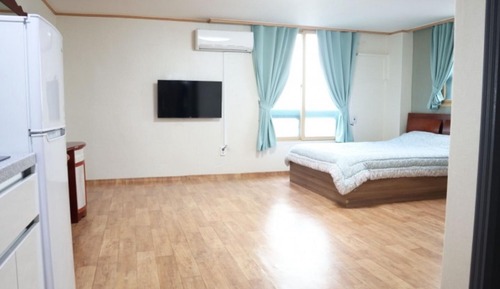 Room (Room 505)