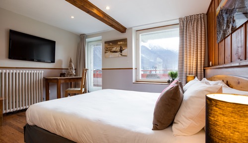 Classic Room, 1 Queen Bed, Balcony, Mountain View