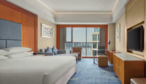 Premium Room, 1 King Bed, Partial Lake View