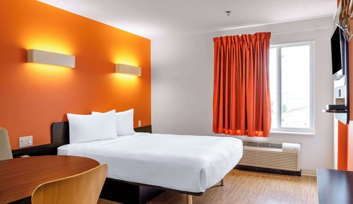 Standard Room, 1 Queen Bed, Non Smoking, Refrigerator & Microwave