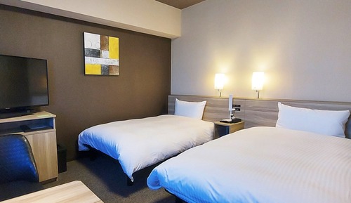 Twin Room, Smoking