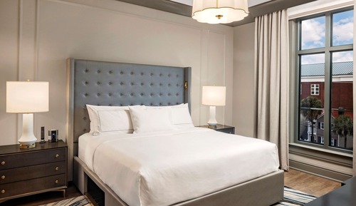 ADA. 1 Bedroom Deluxe King Suite (3x3 Shower)