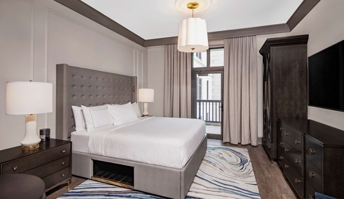 Studio, 1 King Deluxe w/Balcony, Accessible (Hearing)