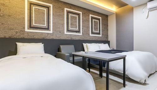 Room (Twin)