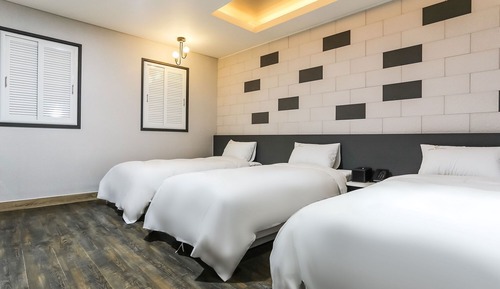 Room (Triple)